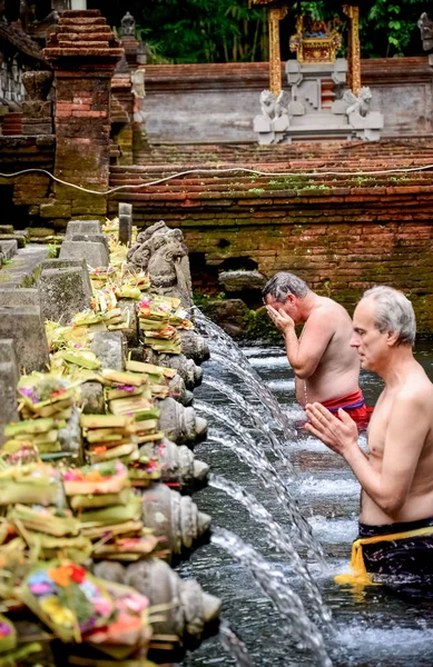 老人は、バリ島の聖なる春水テで彼の体を洗浄しました。 — ストック写真