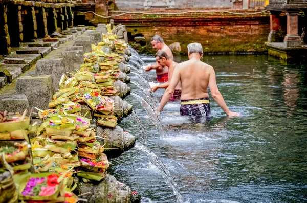 Туриста омыли водой из святого источника на Бали — стоковое фото