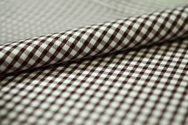 rulo şerit kumaş kahverengi ve beyaz hattı gömlek kapatın