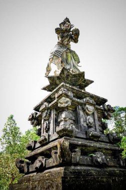 Bali tapınağında Tanrı heykelleri