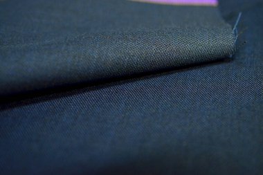 doku koyu mavi kumaştan takım elbise kadar kapatın