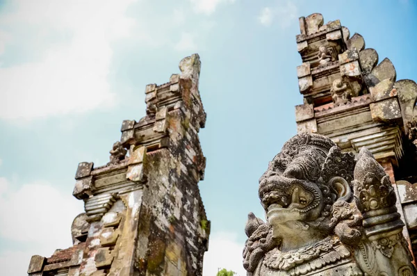 Статуи древнего искусства и традиционное здание в храме в Ба — стоковое фото