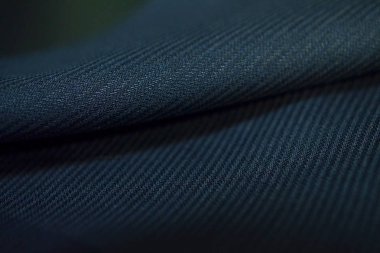 yakın kadar koyu mavi kumaş şerit çizgisi takım elbise ile rulo