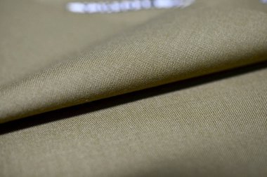 doku ışık kahverengi altın kumaştan takım elbise kadar kapatın