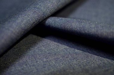 doku koyu mor mavi kumaştan takım elbise kadar kapatın