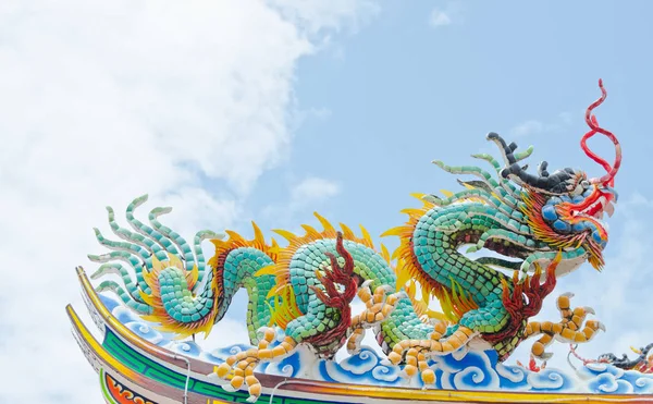 Estátua de dragão no topo do telhado no templo chinês — Fotografia de Stock