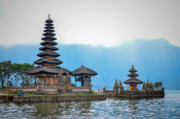 Temple sur le lac Pura Ulun Danu Bratan à Bali — Photo