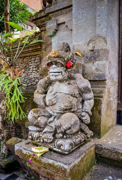 Мистецтво Стародавнього Бога статуї з посмішкою на Балі — стокове фото