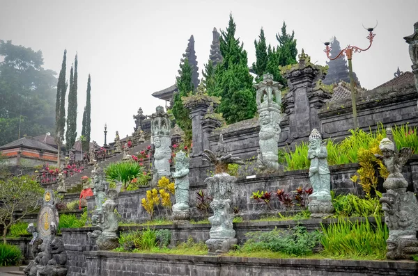 Temple et statue de roche de beauté au temple de Bali — Photo