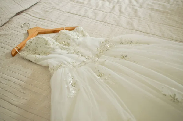 Robe de mariée sur le lit Image En Vente