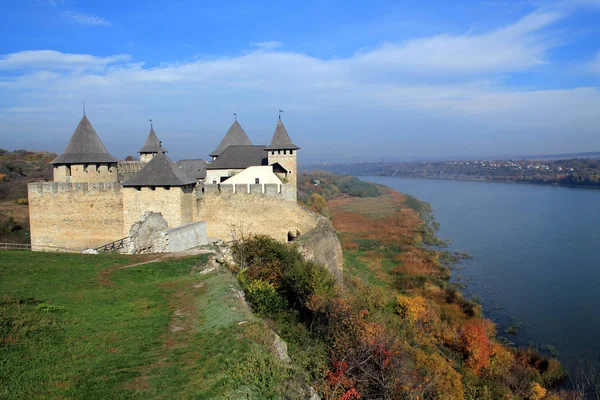 Güzel manzara ile Hotin antik Ortaçağ Kalesi.