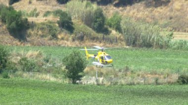 Çayırda helikopter çıkartıyor