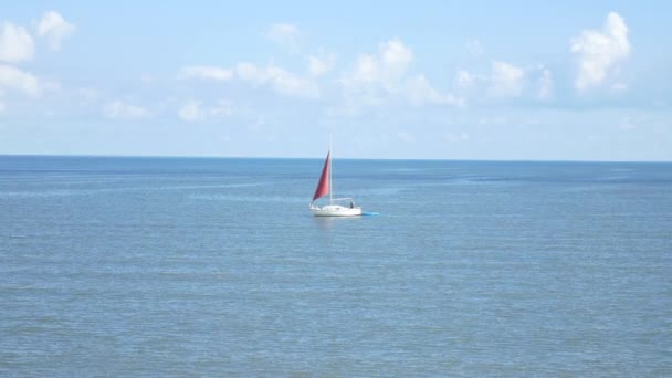 Barco flutuando no mar — Vídeo de Stock