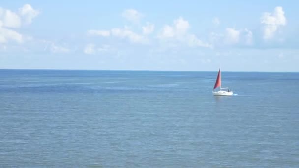 Barco flotando en el mar — Vídeo de stock