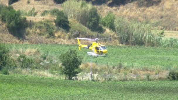 Helicóptero despega en el prado — Vídeos de Stock