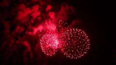 Gece gökyüzünde parlak havai fişekler