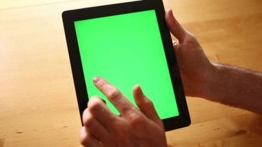 Tablet kullanan adam