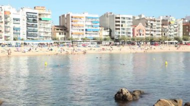 İnsanlar plajda Blanes, İspanya