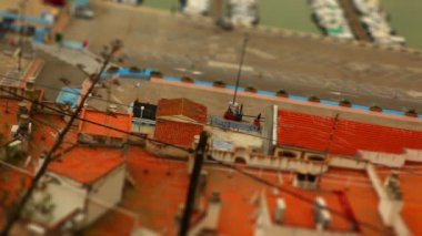 Rıhtımda yürüyen insanlar