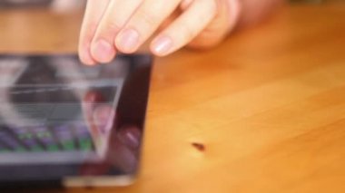 Tablet kullanan adam