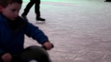 İnsanlar buz pateni Noel sırasında 