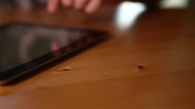 Tablet kullanan adam