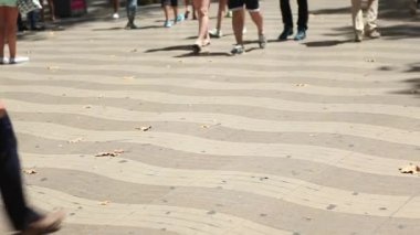 Şehir sokaklarında yürüyen insanlar