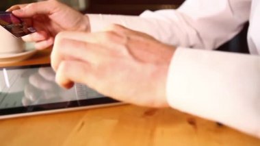 Tablet ve kredi kartı kullanarak iş adamı