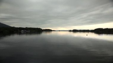 Sakin göl doğa manzaralı şafak  