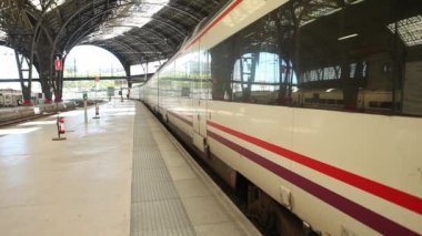 Şehir tren kullanarak yolcu 