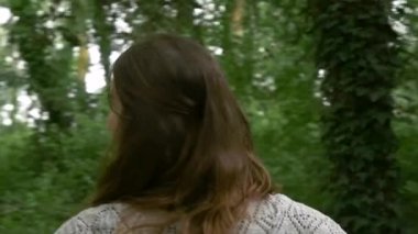 Kız ormanda yürüyüş