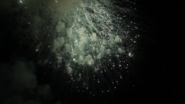 Gece gökyüzünde parlak havai fişekler