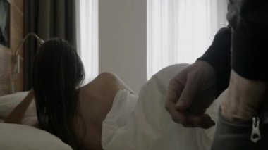 Adam arka plan kadında ile para sayma