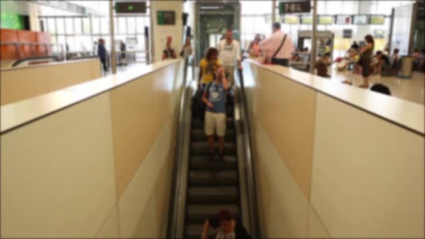 Personas en escaleras mecánicas en la estación de tren — Vídeos de Stock