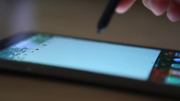 Man menggunakan stylus di ponsel — Stok Video