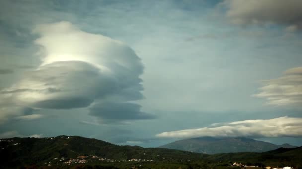 Čas zanikla clouds tváření nad horami — Stock video