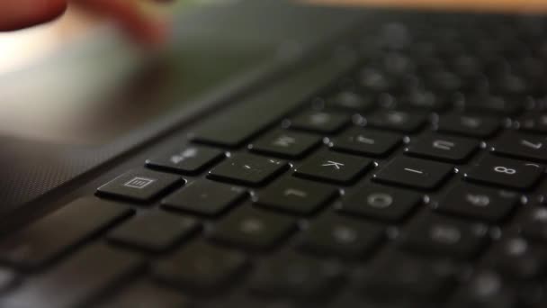 Člověk používající touchpad na notebooku klávesnice — Stock video