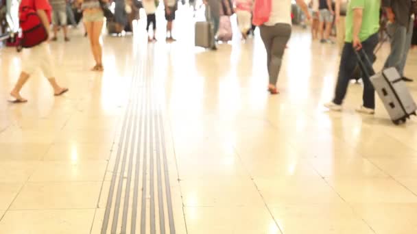 바르셀로나에서 걷는 사람들 기차 역 — 비디오