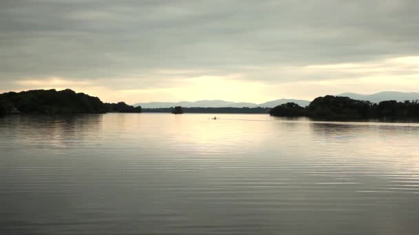 Rolig sø natur udsigt ved daggry – Stock-video