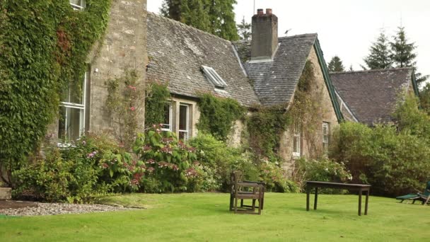 Englisches Bauernhaus im alten Stil — Stockvideo