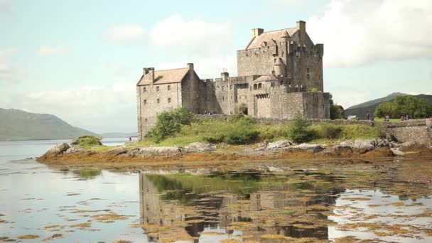 Castillo de Eilean Donan en Escocia — Vídeo de stock