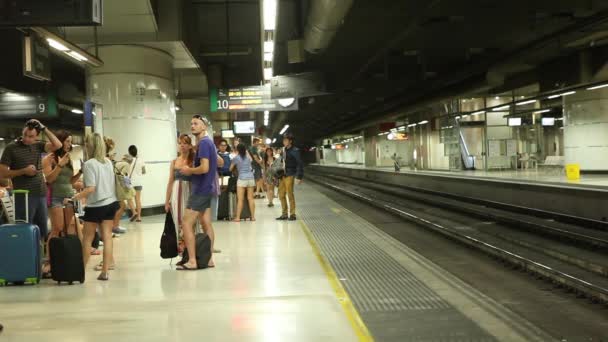 Passageiros que utilizam o comboio urbano — Vídeo de Stock