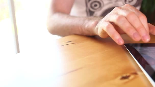 homme utilisant une tablette