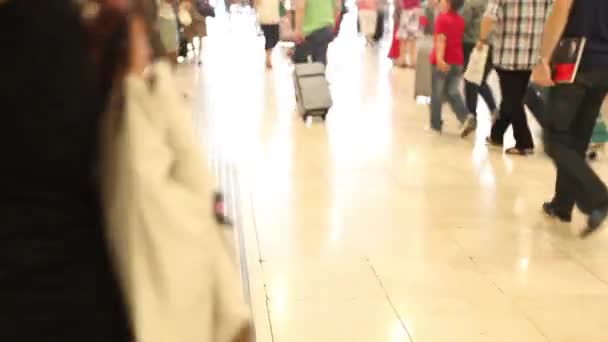 Persone che camminano alla stazione ferroviaria di Barcellona — Video Stock