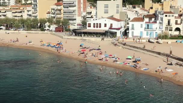 Mensen op beach in Blanes, Spanje — Stockvideo