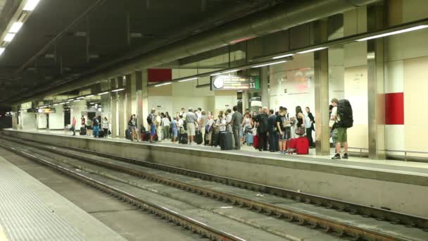 Passagers utilisant le train de ville — Video