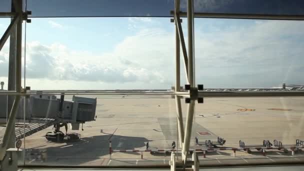 Flygplan som väntar på boarding — Stockvideo