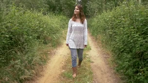 숲에서 산책 하는 소녀 — 비디오