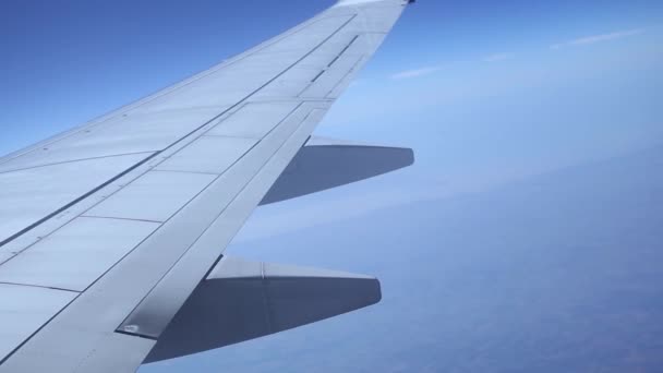 Tragfläche des Flugzeugs auf dem Hintergrund des Himmels — Stockvideo