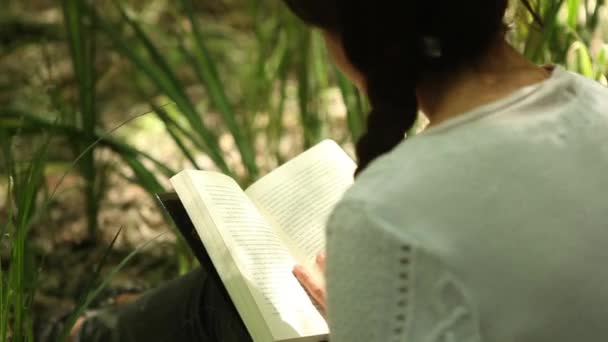 Διαβάζοντας στο δάσος κορίτσι — Αρχείο Βίντεο